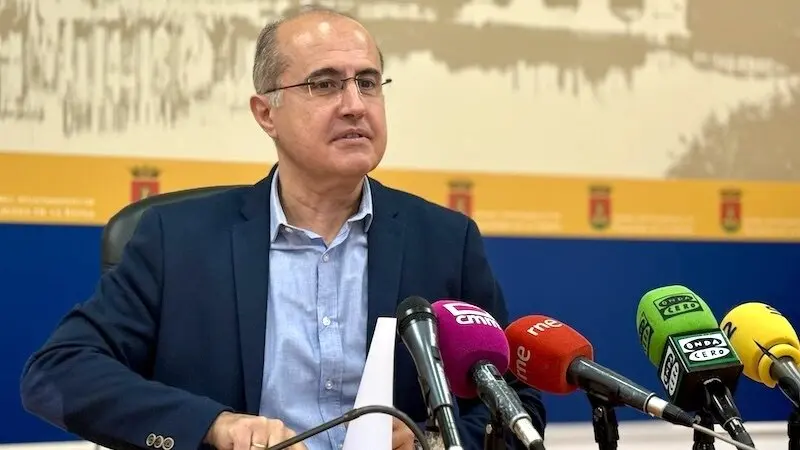 El portavoz del equipo de Gobierno del Ayuntamiento de Talavera de la Reina (Toledo), Jesús García Barroso, en rueda de prensa
