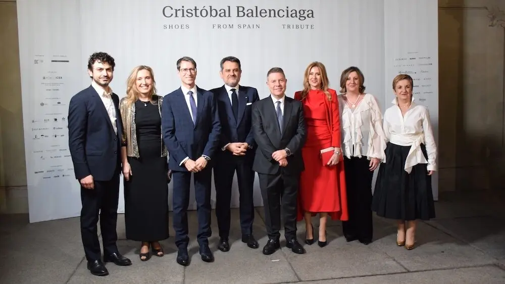 El presidente de Castilla-La Mancha, Emiliano García-Page, ha asistido en Milán, a la exposición ‘BALENCIAGA | Shoes from Spain Tribute’
