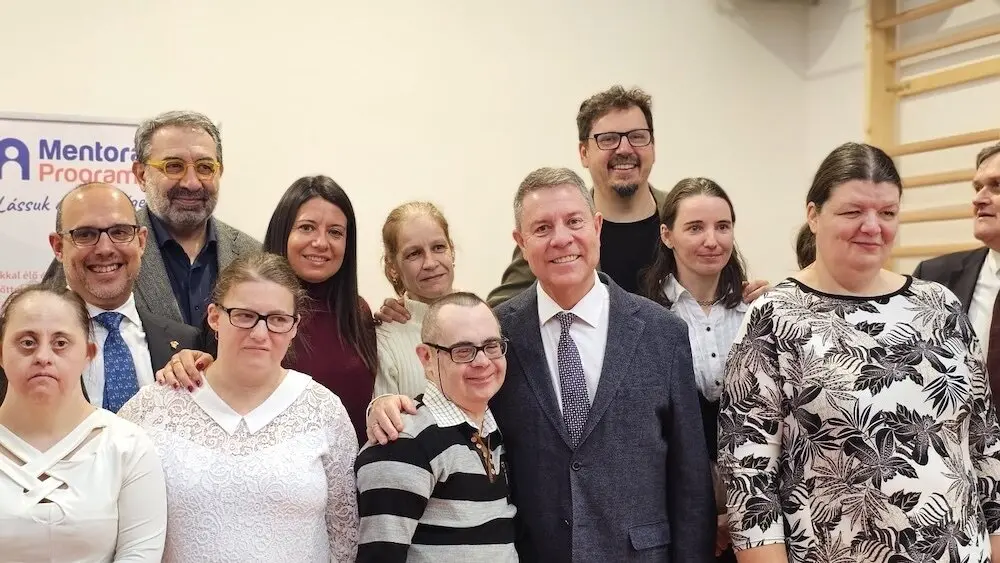 El presidente de Castilla-La Mancha, Emiliano García-Page, ha visitado, en Nyíregyháza (Hungría), la sede de la entidad social Mentorallás