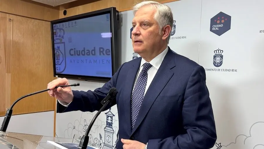 El alcalde de Ciudad Real, Francisco Cañizares, durante la rueda de prensa que ha ofrecido este miércoles en el Consistorio