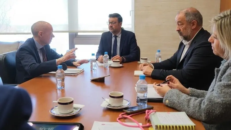El consejero de Educación, Amador Pastor, y el rector de la UCLM, José Julián Garde, en la reunión de seguimiento del convenio