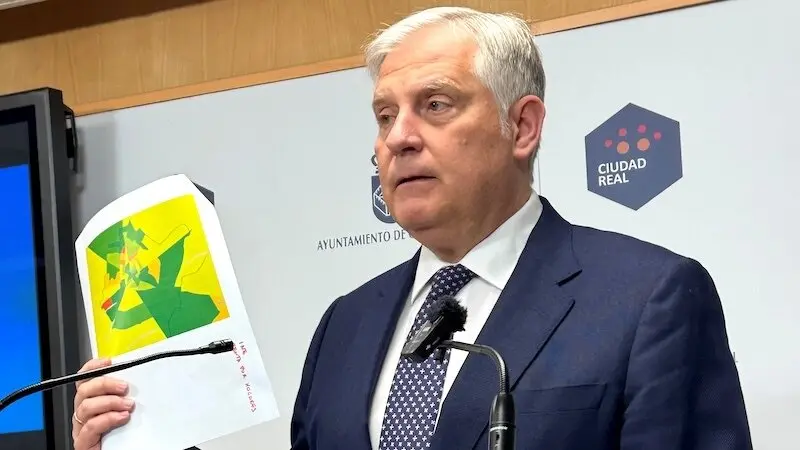 El alcalde de Ciudad Real, Francisco Cañizares, durante la rueda de prensa que ha ofrecido este miércoles en el Consistorio para presentar el Plan de Actuación Integrado
