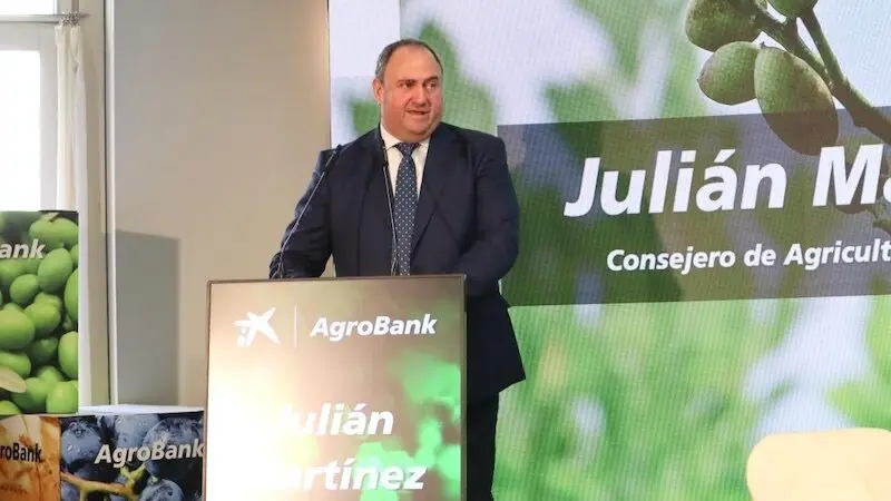 El consejero de Agricultura, Ganadería y Desarrollo Rural, Julián Martínez, durante su intervención en la Jornada AgroBank ‘Pistacho y Almendro, cultivos de futuro y alto valor en Castilla-La Mancha’ celebrada en Albacete