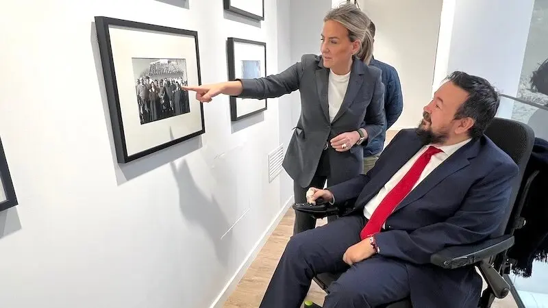La delegada del Gobierno en Castilla-La Mancha, Milagros Tolón, junto al alcalde de La Roda (Albacete), Juan Ramón Amores