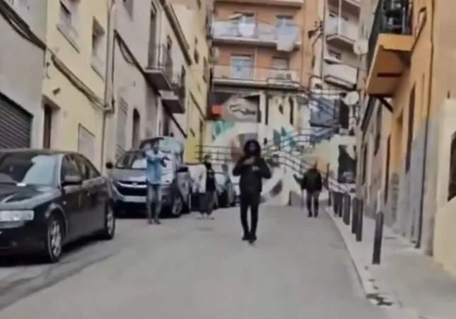 VIDEO. Así han echado unos vecinos a unos okupas antes de que entrasen en una casa