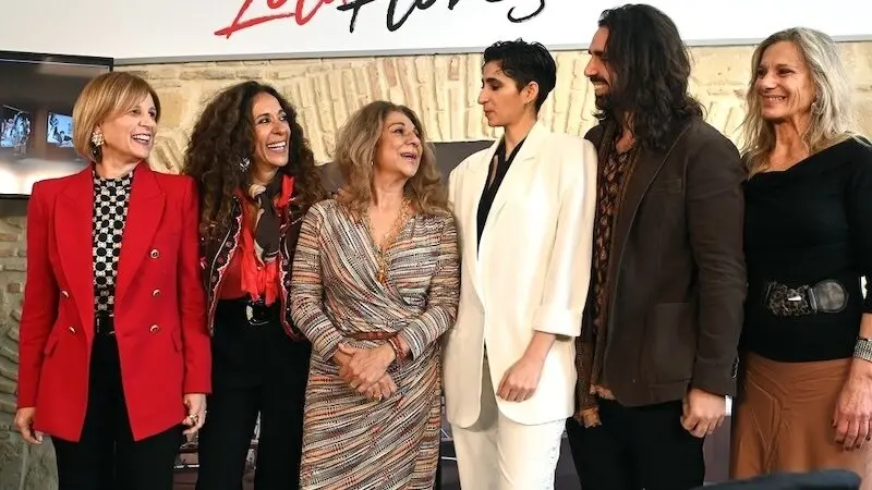 La alcaldesa de Jerez, María José García-Pelayo, junto a miembros de la familia de Lola Flores como Rosario Flores, Lolita Flores y Alba Flores - Fotografía: Archivo/Manu López Iglesias