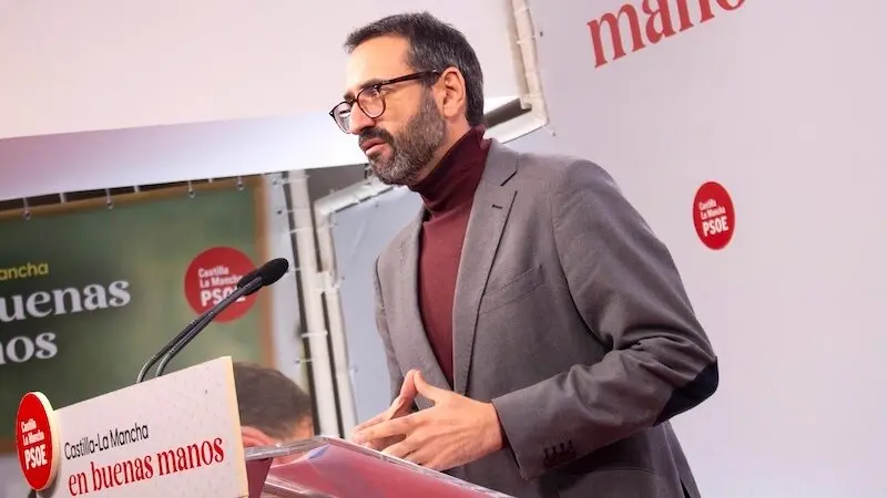 El secretario de Organización del PSOE de Castilla-La Mancha y diputado nacional, Sergio Gutiérrez, durante la rueda de prensa que ha ofrecido en la sede de los socialistas en Toledo