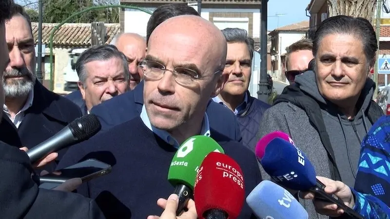 El jefe de la Delegación de Vox en Bruselas, Jorge Buxadé, atendiendo a los medios de comunicación este vienes en Pulgar (Toledo)