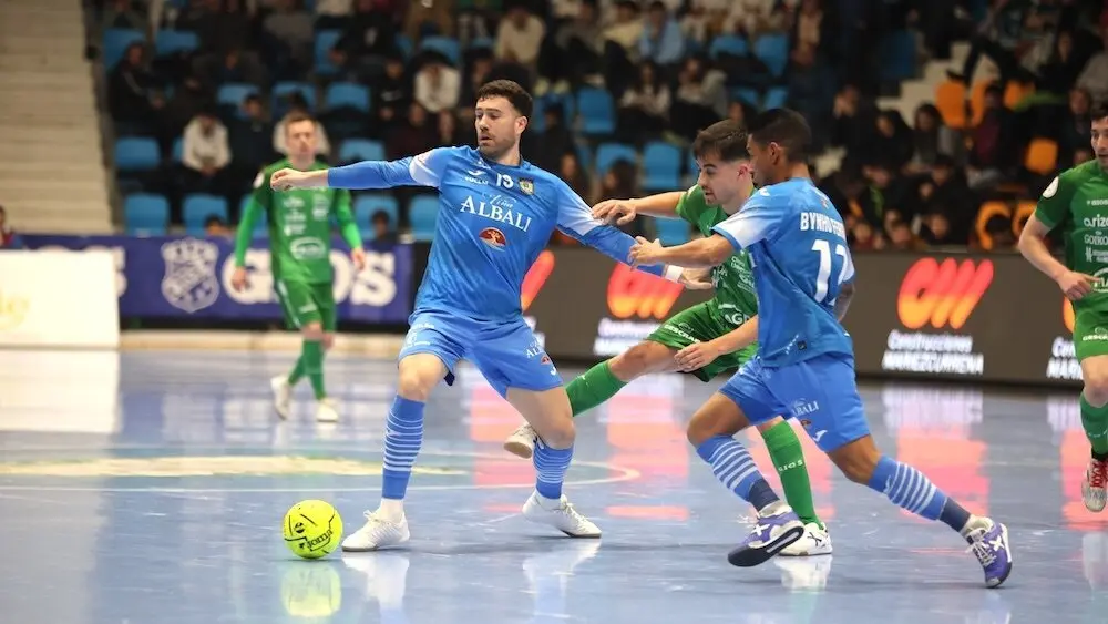 El Viña Albali Valdepeñas firma tablas en Pamplona en el debut de Íñiguez (2-2)