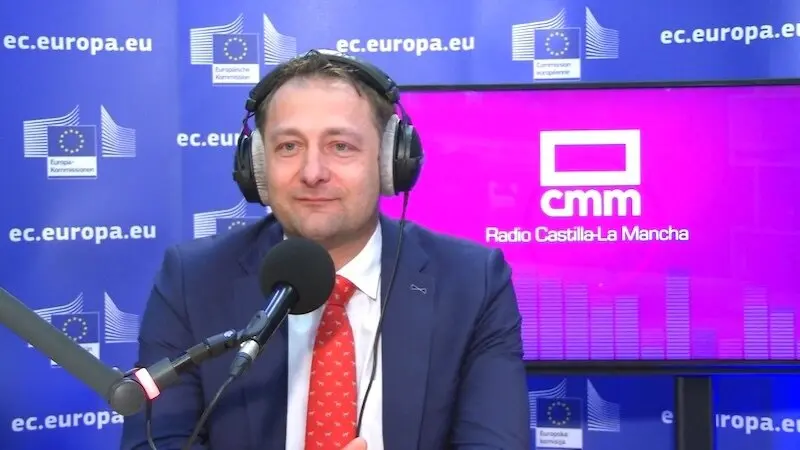 Christophe Hansen, comisario europeo de Agricultura, durante la entrevista con la radio televisión pública de Castilla-La Mancha (CMM)