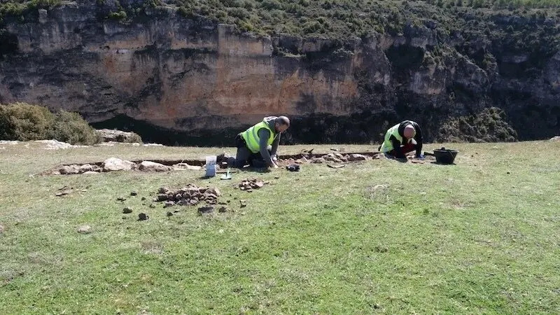 Tareas de excavación en el yacimiento arqueológico del Pico de la Muela en Las Valeras (Cuenca) - Fotografía: Santiago David Domínguez