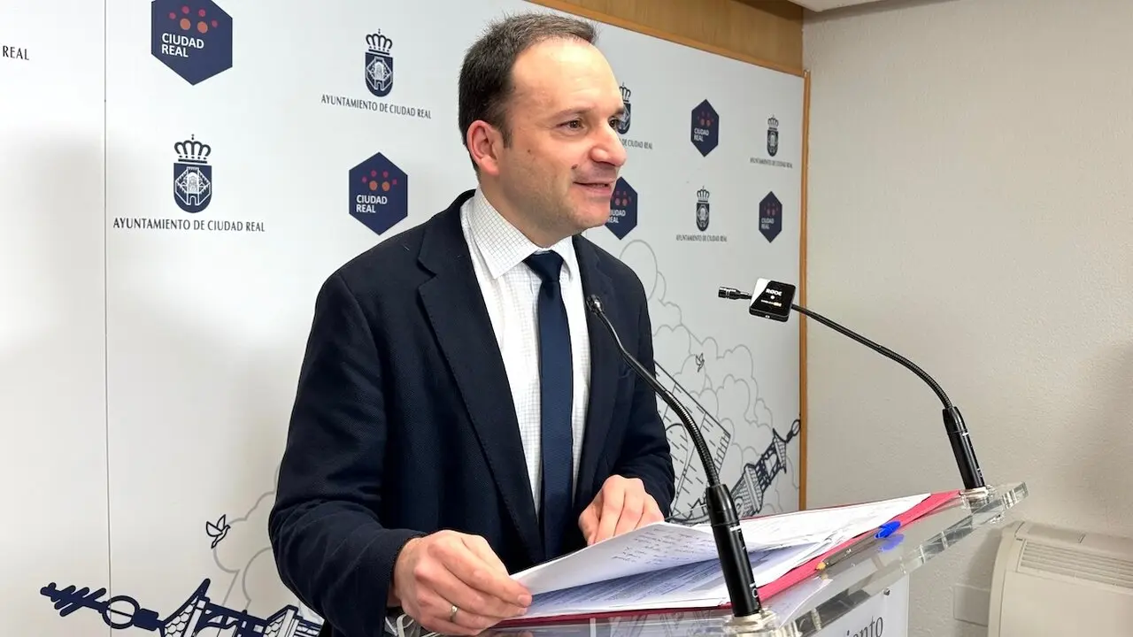El portavoz del equipo de Gobierno del Ayuntamiento de Ciudad Real, Guillermo Arroyo, durante la rueda de prensa que ha ofrecido