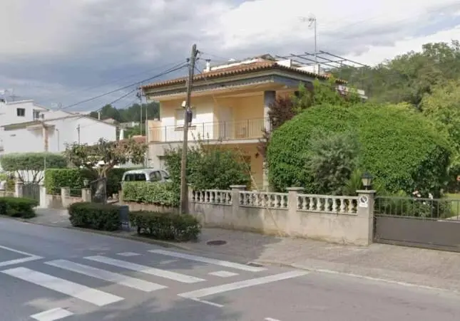Ocupan la casa a un anciano y no lo dejan de entrar: fingen que la han alquilado