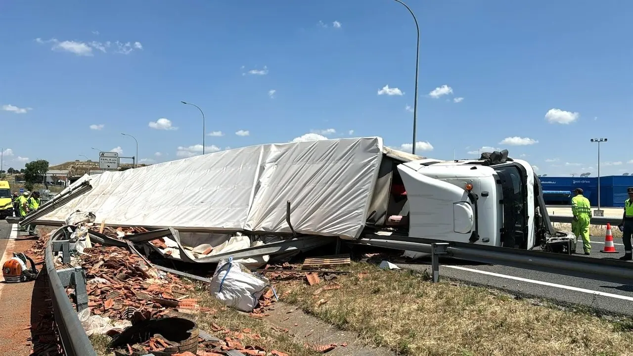 Imagen de archivo de un accidente de tráfico con un camión implicado tras salirse de la vía y volcar