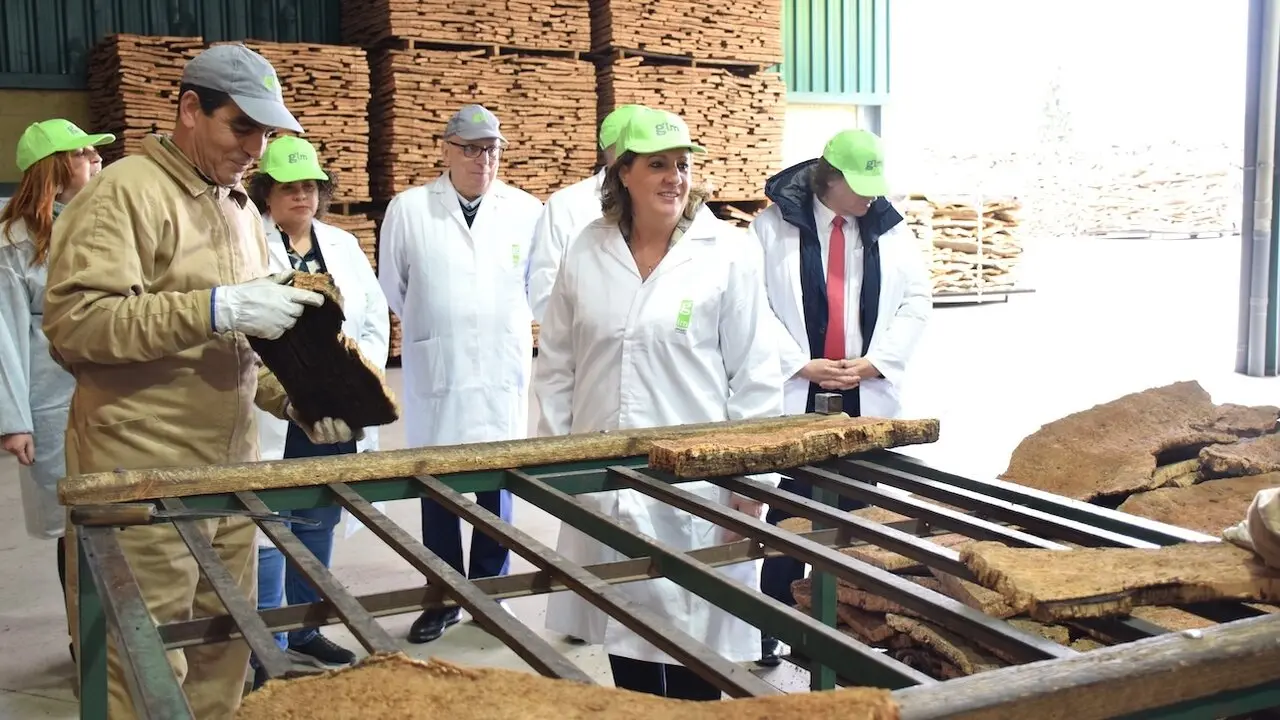 La consejera de Economía, Empresas y Empleo, Patricia Franco, ha visitado las instalaciones de la empresa Gruart La Mancha en Valdepeñas (Ciudad Real)