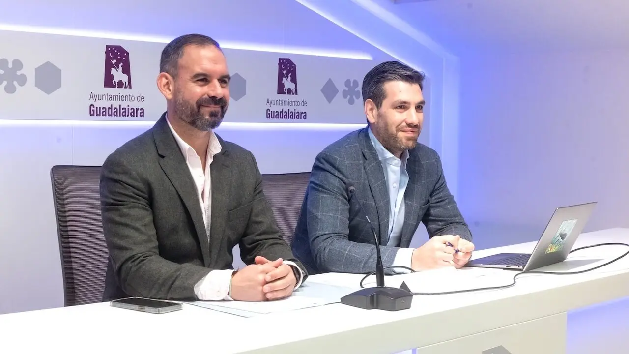El concejal de Fondos Europeos de Guadalajara, Santiago López Pomeda, junto al concejal responsable del área de Medio Ambiento, José Luis Alguacil