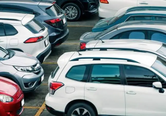 Deja el coche en un parking y se lo devuelven con sorpresa: daños, multa y 500 km más