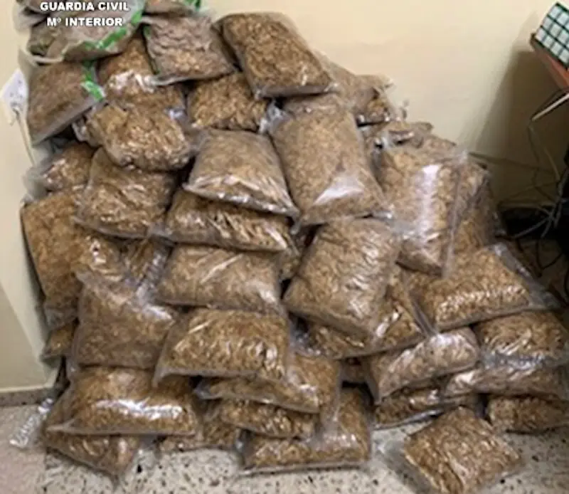 Detenido el conductor de un camión con 363 kilogramos de tabaco de contrabando