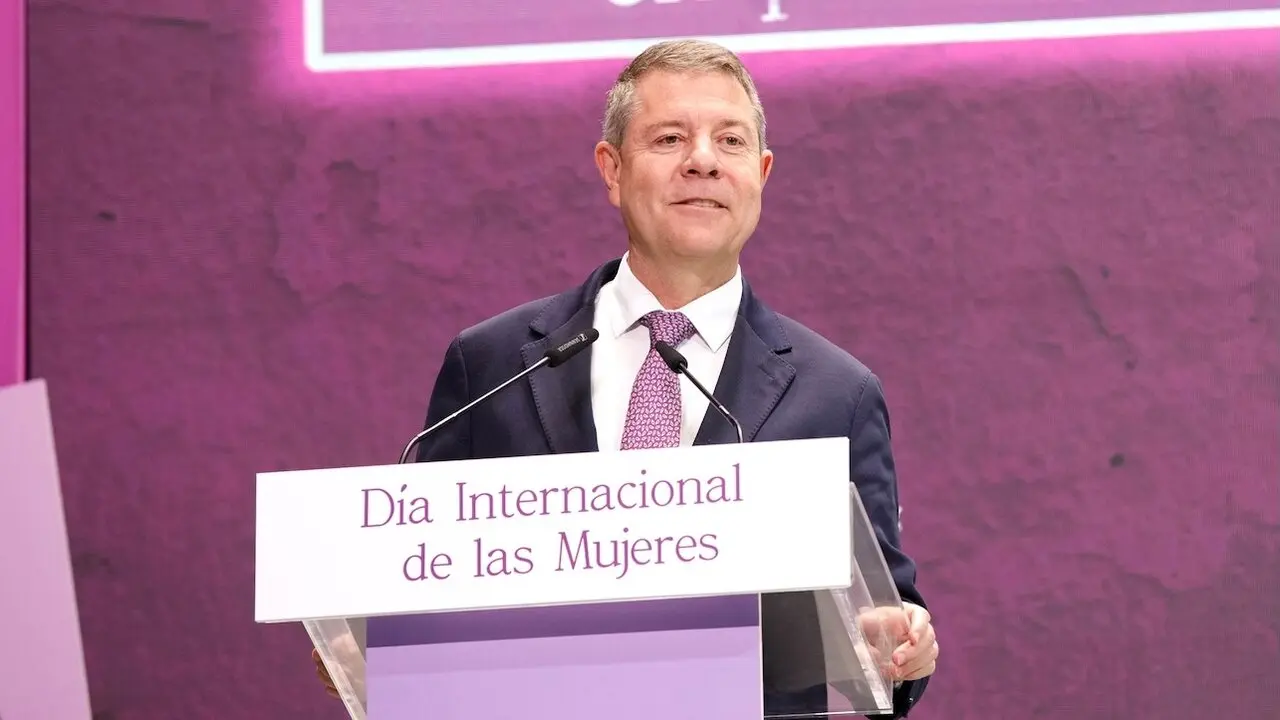 El presidente de Castilla-La Mancha, Emiliano García-Page, ha presidido el acto institucional que conmemora el Día Internacional de las Mujeres (8M), celebrado en el teatro Don Quijote de la localidad de Consuegra (Toledo)