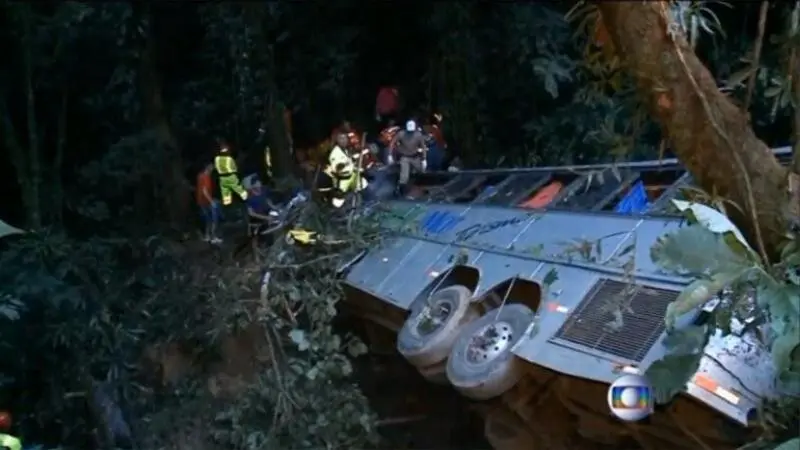 Imagen de archivo de un accidente de tráfico con un autobús implicado
