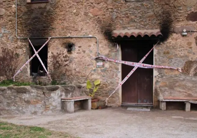 Mueren un padre y su hijo atrapados entre las llamas del incendio de una vivienda