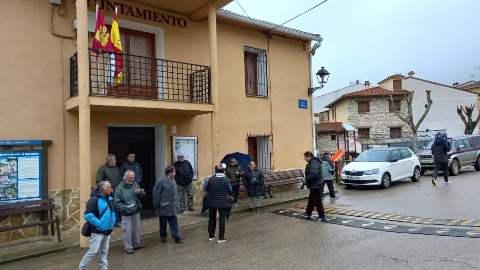 Vecinos de San Andrés del Congosto (Guadalajara) esperan ser evacuados por la situación de la presa de Alcorlo, que está a punto de soltar agua por su aliviadero - Fotografía: CMM