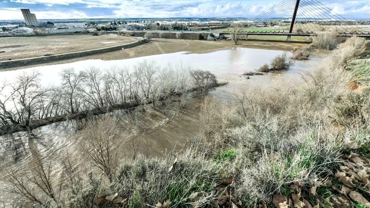 El río Henares a su paso por Guadalajara tras decretarse el nivel rojo por el aumento de su caudal - EP/Rafa Martín