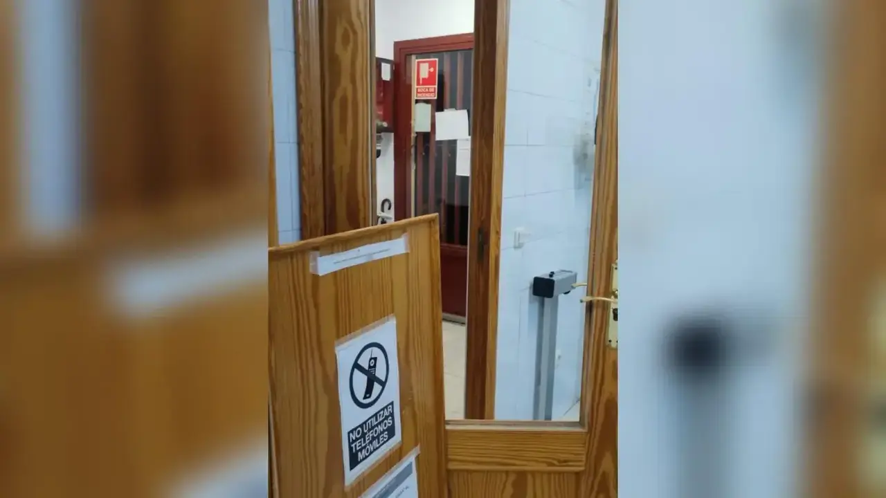 En la imagen una puerta del centro de salud de Añover de Tajo (Toledo) destrozada tras una nueva agresión a una enfermera