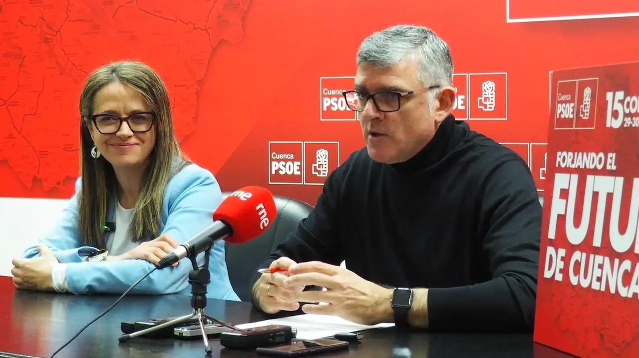 La portavoz de la Comisión Ejecutiva Provincial del PSOE de Cuenca, Gracia Canales, junto al secretario de Organización, Ángel Tomás Godoy, durante la rueda de prensa que han ofrecido