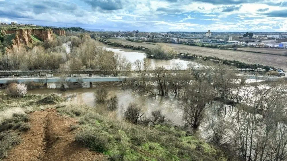 El río Henares a su paso por Guadalajara tras decretarse el nivel rojo por el aumento de su caudal - EP/Rafa Martín
