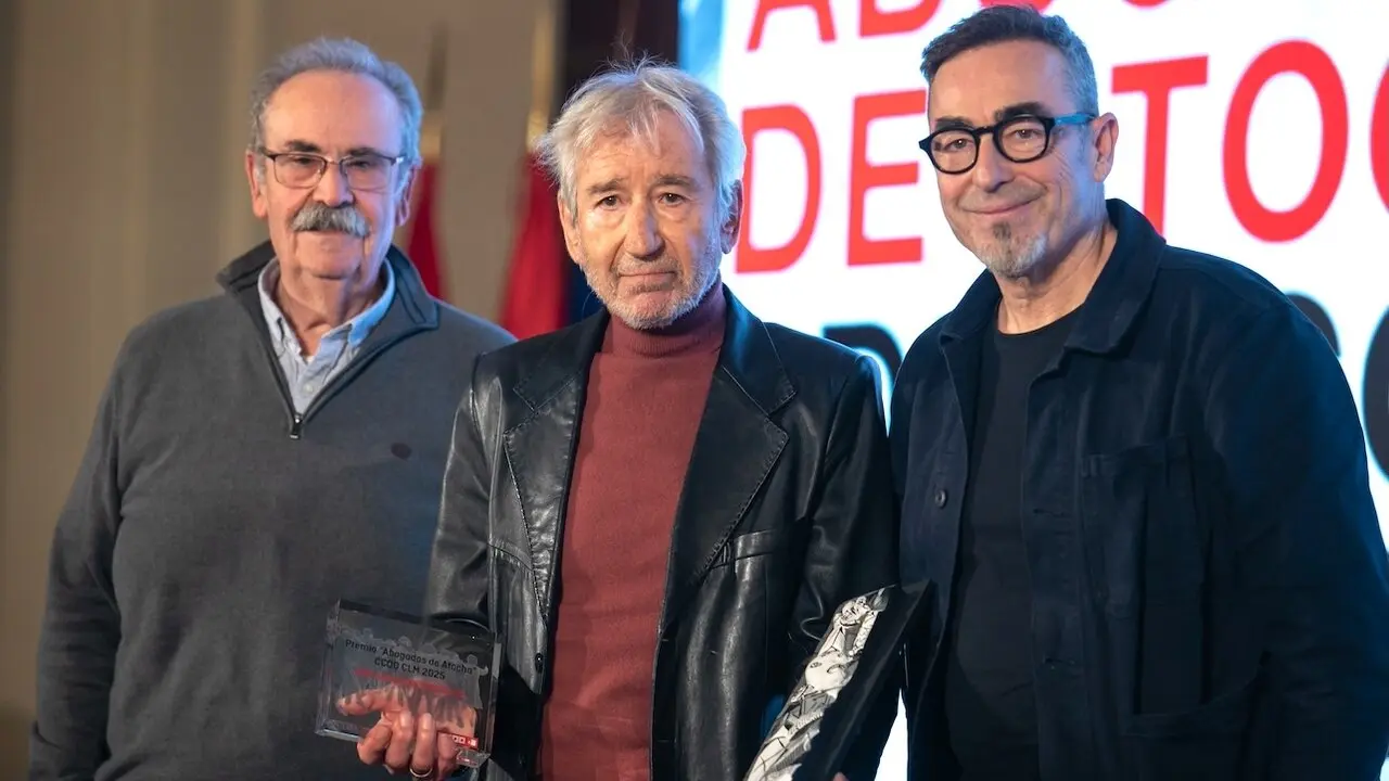 El actor José Sacristán (c) ha recibido en Toledo el premio Abogados de Atocha 2025 que concede CCOO Castilla-La Mancha