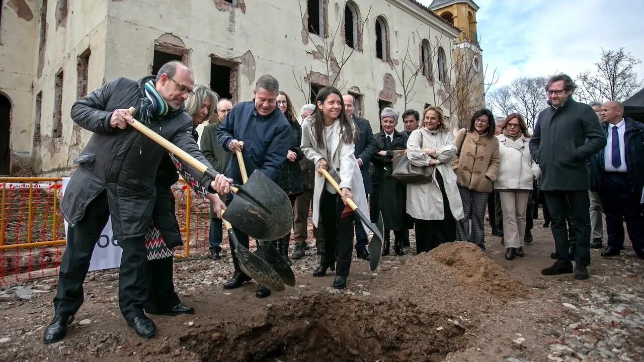 El presidente de Castilla-La Mancha, Emiliano García-Page, coloca en Guadalajara, la primera piedra de la nueva residencia de mayores ‘Los Olmos