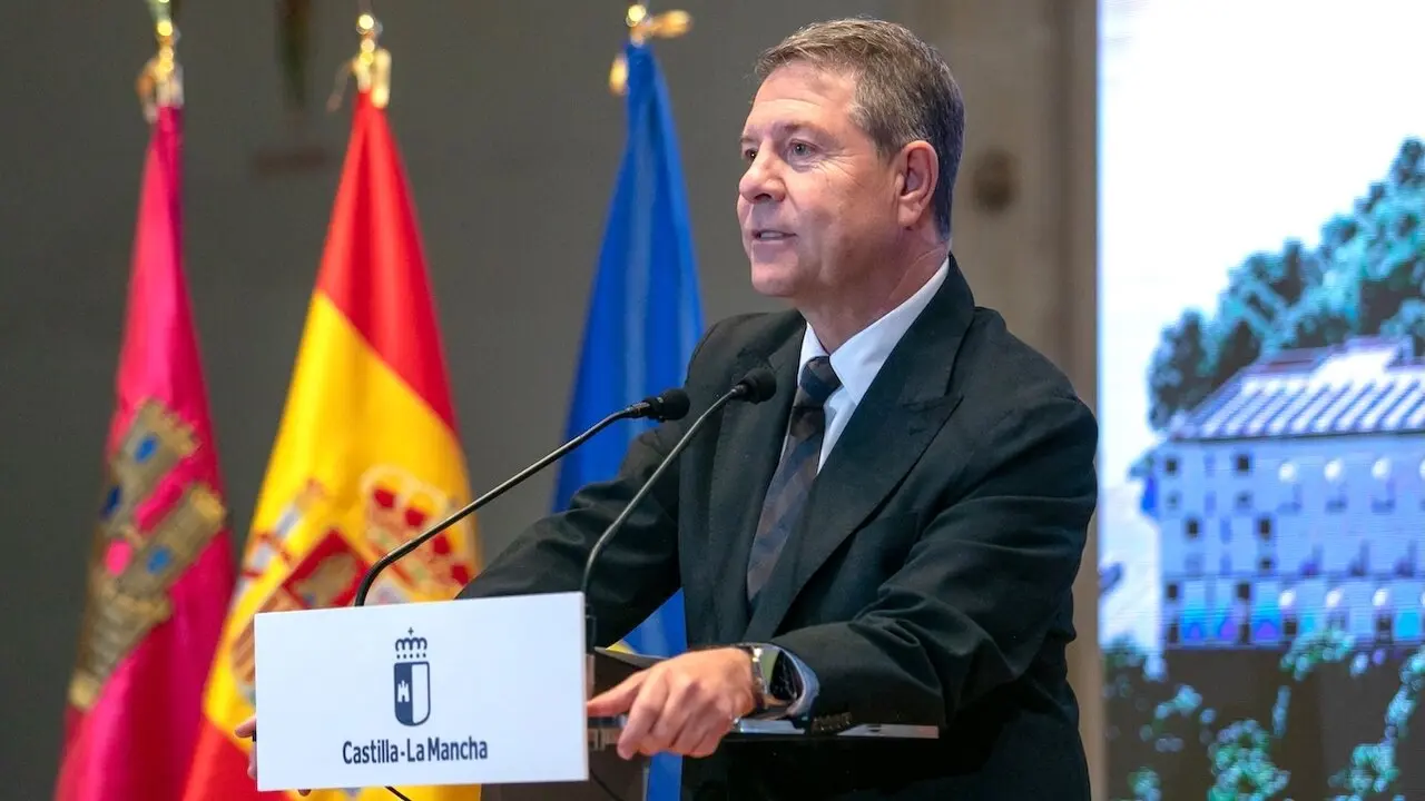 El presidente de Castilla-La Mancha, Emiliano García-Page, ha colocado en Guadalajara, la primera piedra de la nueva residencia de mayores ‘Los Olmos