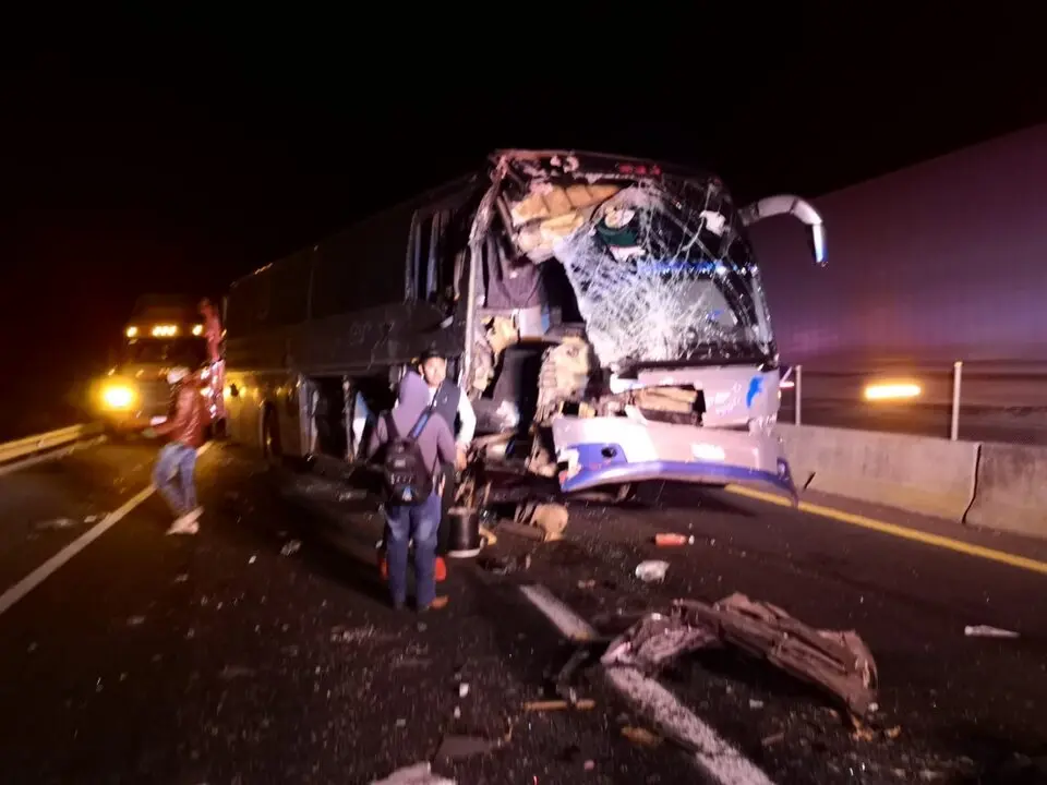 Imagen de archivo de un accidente de tráfico con un autobús implicado
