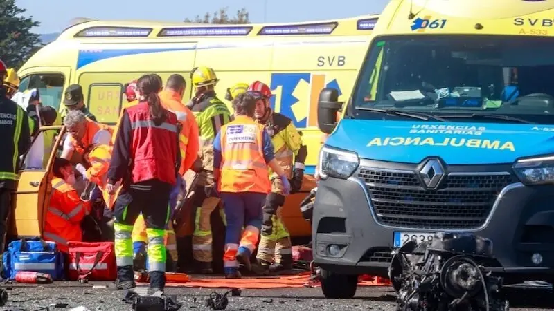Muere una mujer y varios heridos en una colisión entre dos coches y un autobús - Fotografía: Diario de Arousa