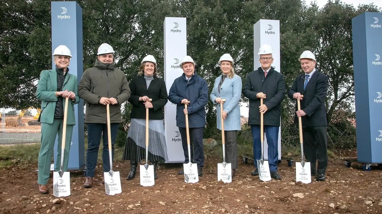 El presidente de Castilla-La Mancha, Emiliano García-Page, ha colocado en Torija (Guadalajara), la primera piedra de la planta que la compañía ‘Hydro’ proyecta en esta localidad
