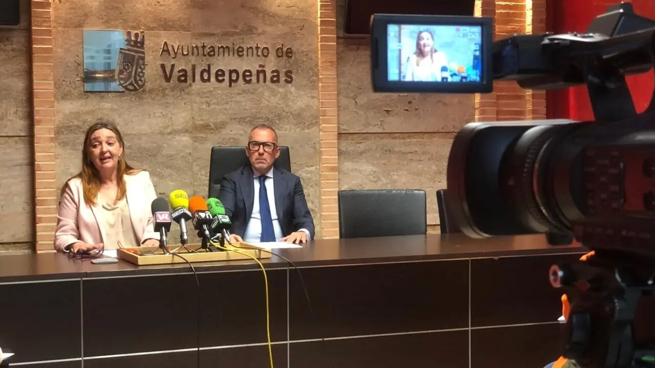 El portavoz de Gobierno en Valdepeñas (Ciudad Real), Francisco Delgado, junto a la concejala de Promoción Económica, Julia Cejudo, en rueda de prensa
