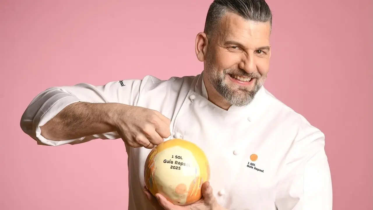 El chef Jesús Segura, del restaurante 'Casa de la Sirena' de Cuenca posa con el Sol de la Guía Repsol