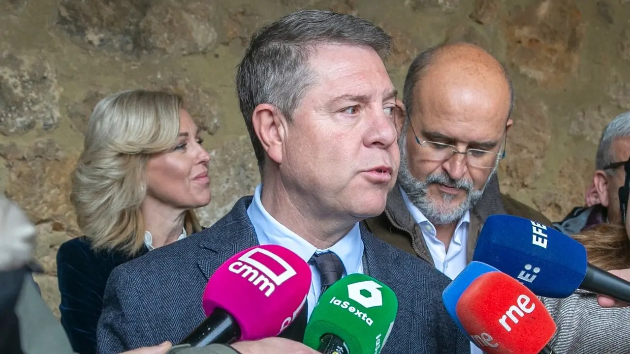 El presidente de Castilla-La Mancha, Emiliano García-Page, atendiendo a los medios de comunicación este miércoles en la localidad conquense de Mira