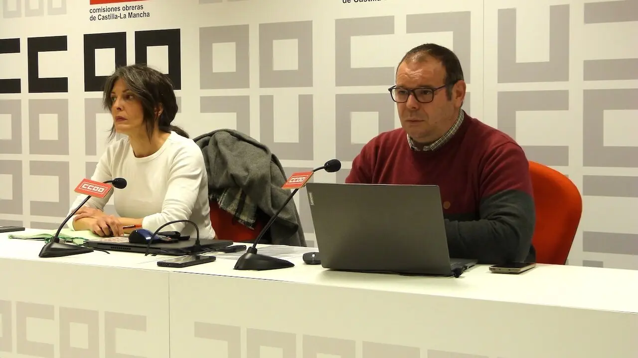 Los responsables sindicales de CCOO, Beatriz Cubero y Antonio Romero, durante la rueda de prensa que han ofrecido