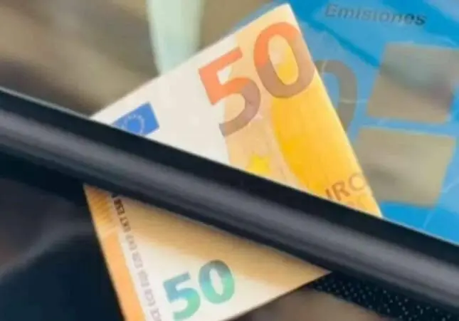 Cuidado si encuentras un billete en el parabrisas: así te roban el coche en la calle