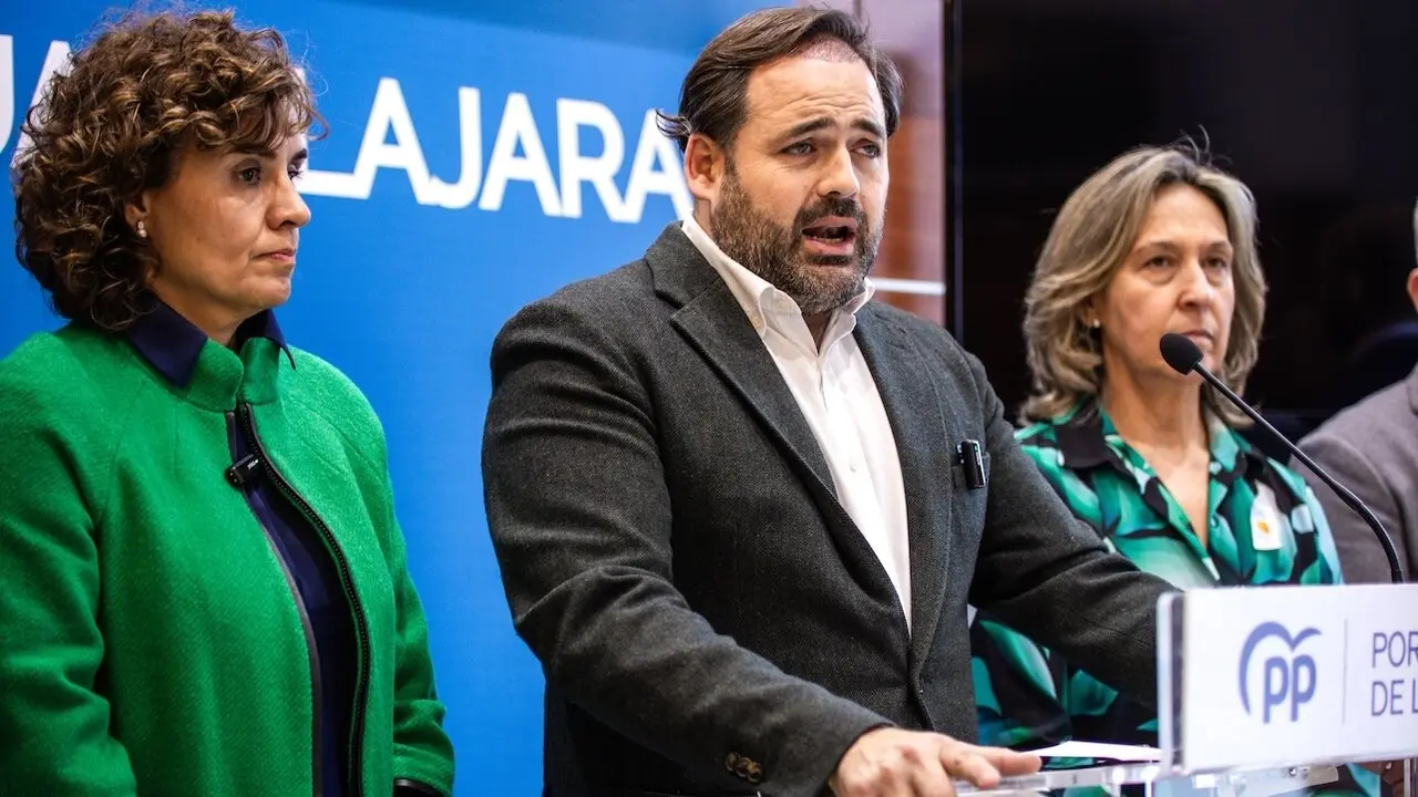 El presidente del PP de Castilla-La Mancha, Paco Núñez, durante la rueda de prensa que ha ofrecido en Guadalajara junto a la eurodiputada Dolors Montserrat