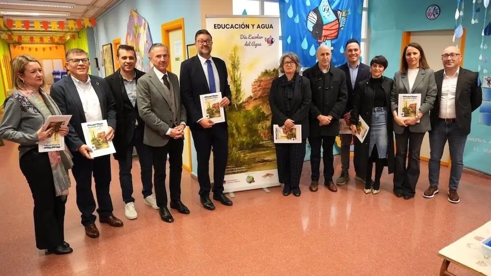 El consejero de Educación, Cultura y Deportes, Amador Pastor, y la consejera de Desarrollo Sostenible, Mercedes Gómez, han visitado el CEIP 'Federico Mayor Zaragoza' donde se ha llevado a cabo una actividad de divulgación y celebración del Día Internacional del Agua