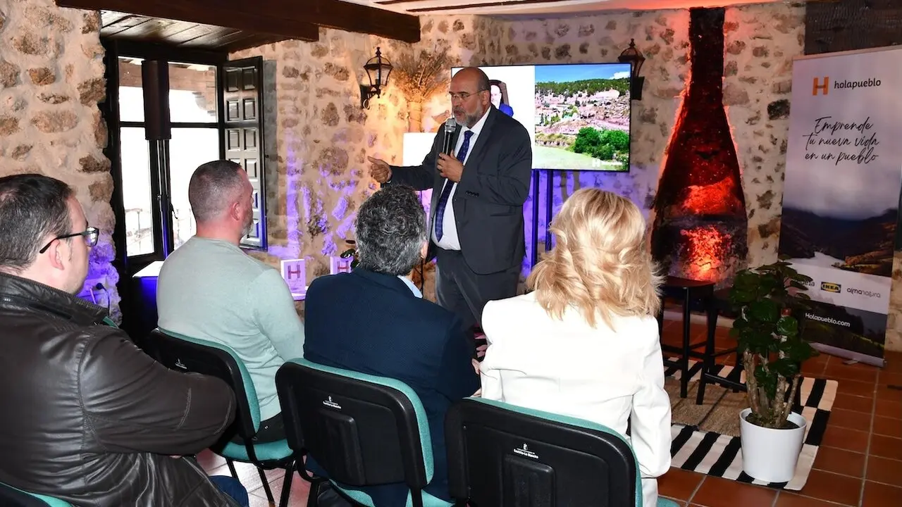 El vicepresidente primero del Gobierno regional, José Luis Martínez Guijarro, ha participado en el primer encuentro ‘Revitalizar lo rural. Nuevas perspectivas en la vivienda’, organizado por HolaPueblo en Tragacete (Cuenca)