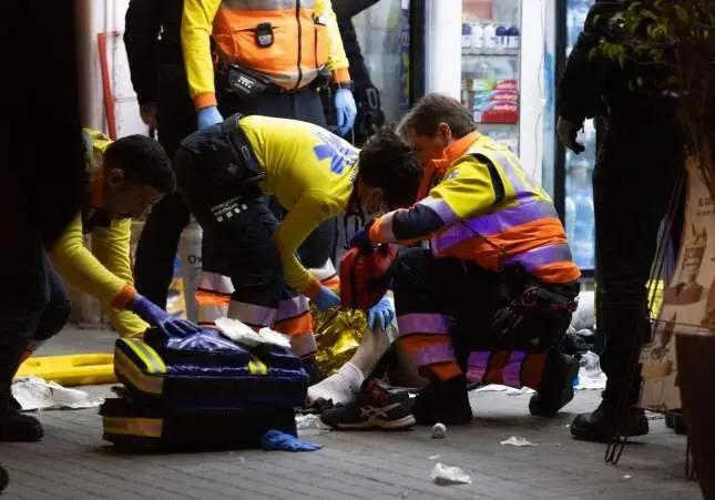 Un joven entre la vida y la muerte tras ser apuñalado cuando salía de una tienda, reyerta, cadáver, crimen, herido, asesinato, tiroteo,