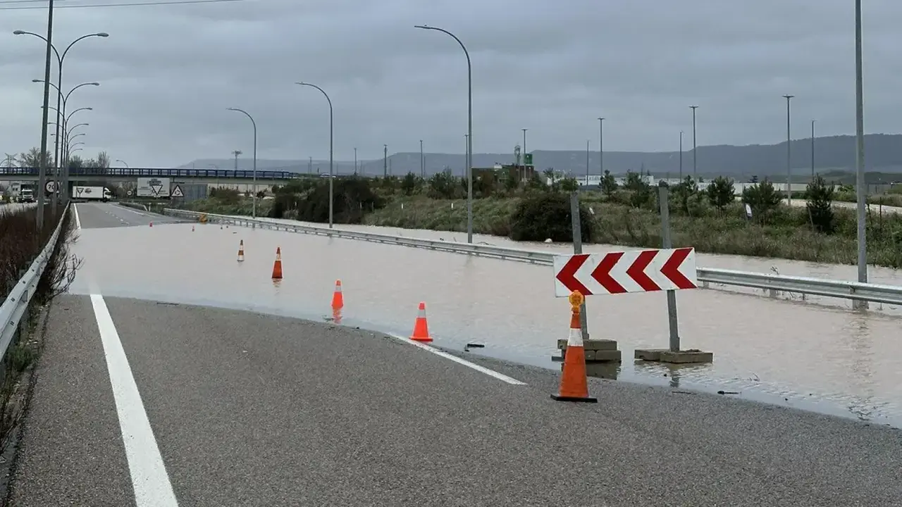 Una de las balsas de agua en la carretera CM-10, que ha sido cortada en Guadalajara