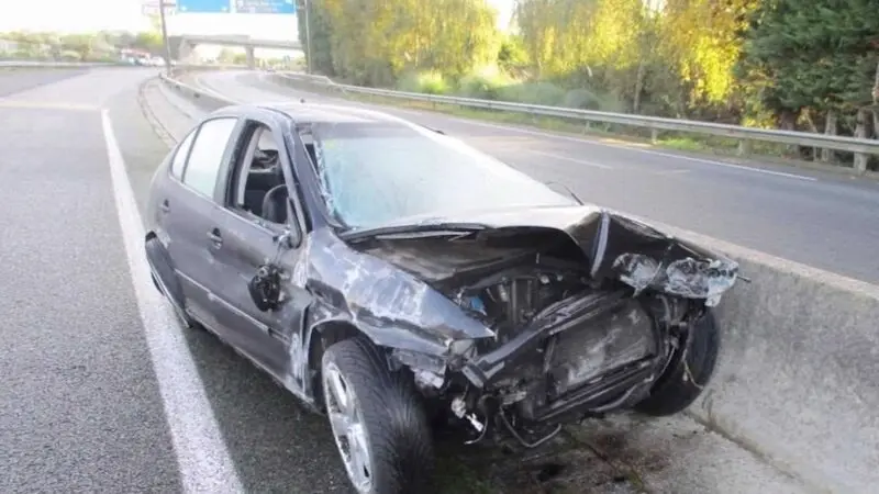 Imagen de archivo de un accidente de tráfico con un turismo implicado tras salirse de la vía y chocar contra la mediana
