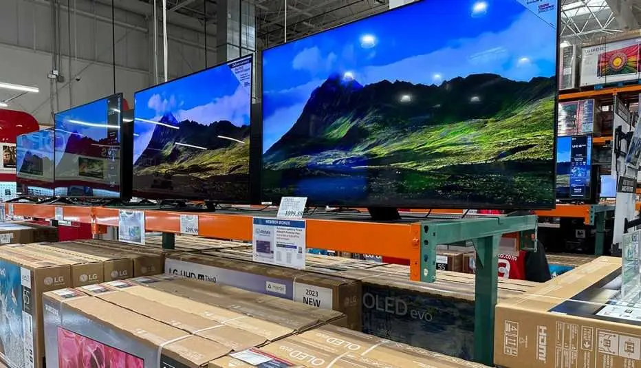 Padre e hija estafan miles de euros a una tienda: así se llevaban los televisores sin pagar