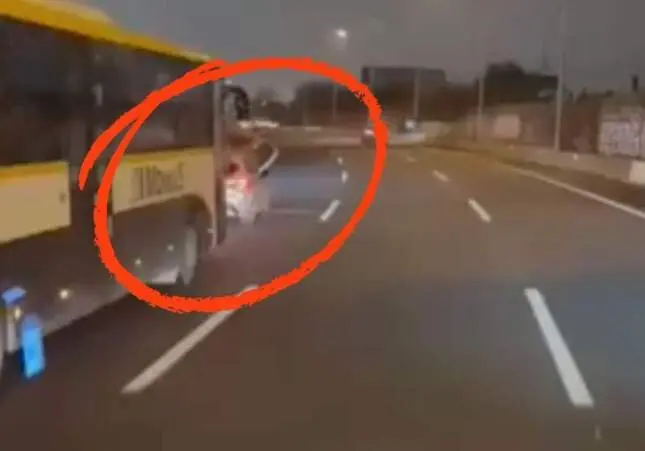 VIDEO. Frenazos, adelantamientos peligrosos... un conductor casi mata a 50 personas