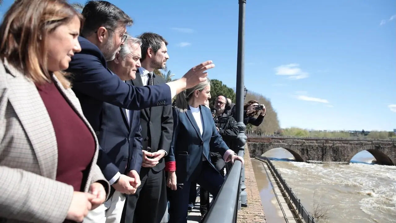 El ministro de Cultura, Ernest Urtasun, durante la visita a Talavera de la Reina (Toledo) para conocer los daños que la crecida del Tajo ha ocasionado en el Puente Viejo de la ciudad - EP/Juanma Jiménez